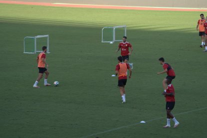 Ejercicio grupal para recuperar el toque de balón.