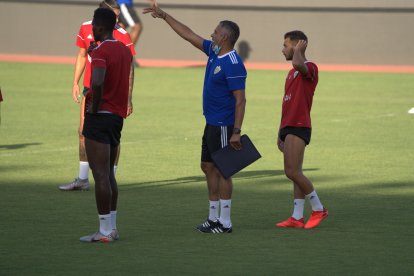 José Gomes dando instrucciones al grupo.