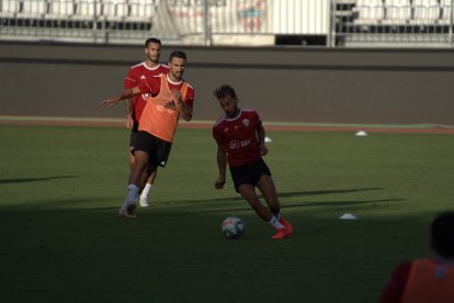 Fran Villalba se lleva la pelota ante Juan Muñoz y José Carlos Lazo.