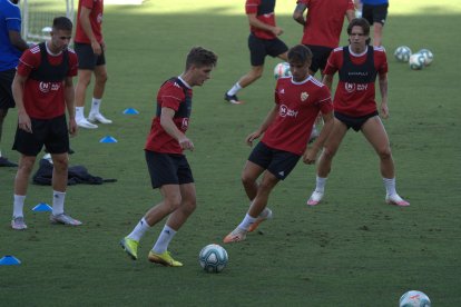 Corpas presionado por el canterano Albiar.