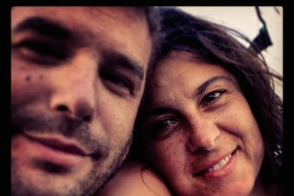 Emilio Utrabo Cárdenas y su pareja, Ana, de vacaciones en Almería.