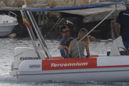 Pablo Casado en sus vacaciones en Carboneras. Foto Emilio Utrabo