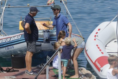 Pablo Casado en sus vacaciones en Carboneras. Foto Emilio Utrabo