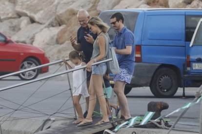 Pablo Casado en sus vacaciones en Carboneras. Foto Emilio Utrabo