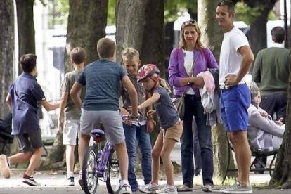 La Infanta Elena y su esposo, Iñaki Urdangarín junto con sus hijos en su primer paseo por las calles de Ginebra. Foto Emilio Utrabo.