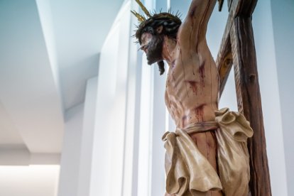 El alcalde lavó los pies al Cristo.