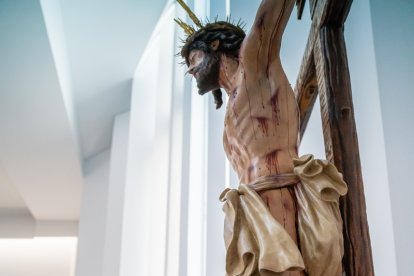 El alcalde lavó los pies al Cristo.
