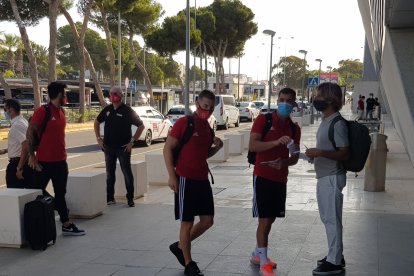 Iván Balliu y Valentín Vada recogiendo los billetes.