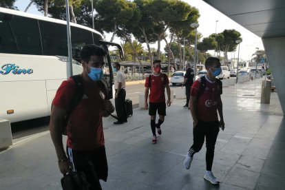Los futbolistas llegando a la terminal a primera hora.