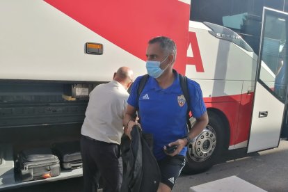 José Gomes con la maleta al bajar del autobús.