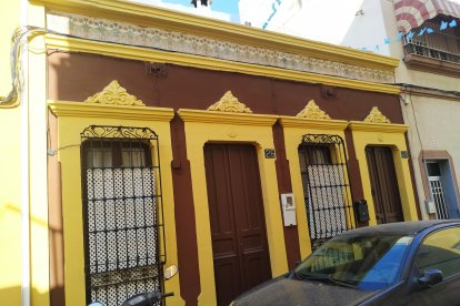 Viviendas de puerta y ventana con molduras de escayola y con la cenefa de La Cartagenera