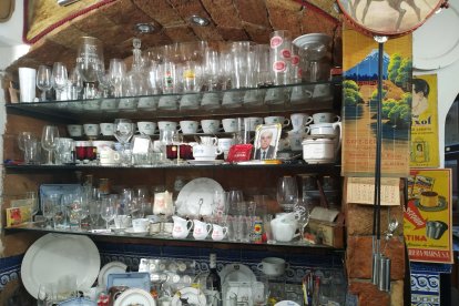 Vajilla y recuerdos de establecimientos hosteleros de Almería, muchos ya desaparecidos