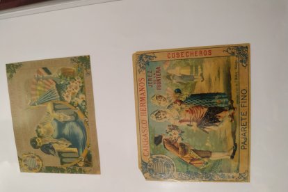 Etiquetas antiguas de botellas de vino