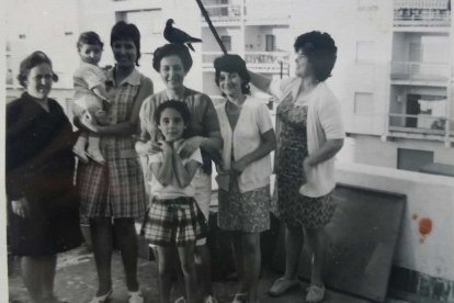 Su primera hija, Mari Nieves, en el terrado de su casa con su madre y las vecinas en el Barrio de Araceli.