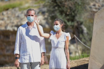 Felipe y Letizia durante su visita a Ibiza a la llegada de la Necrópolis de Puig des Molins.