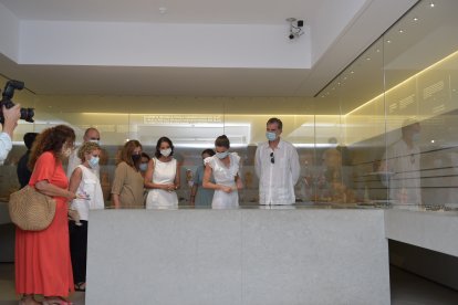 Felipe y Letizia durante su visita a la Necrópolis de Puig des Molins.