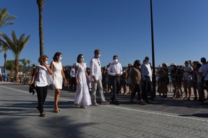 Los Reyes Felipe VI y Letizia pasean por la localidad de Sant Antoni de Portmany,