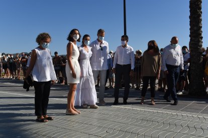Los Reyes Felipe VI y Letizia pasean por la localidad de Sant Antoni de Portmany,