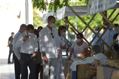 Los Reyes Felipe VI y Letizia pasean por la localidad de Sant Antoni de Portmany,