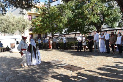 Los Reyes Felipe VI y Letizia pasean por la localidad de Sant Antoni de Portmany,