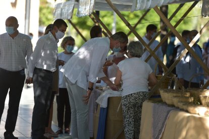 Los Reyes Felipe VI y Letizia pasean por la localidad de Sant Antoni de Portmany,