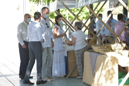 Los Reyes Felipe VI y Letizia pasean por la localidad de Sant Antoni de Portmany,