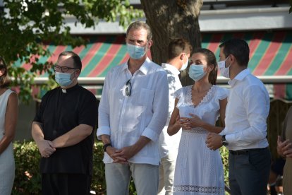 Los Reyes Felipe VI y Letizia pasean por la localidad de Sant Antoni de Portmany,