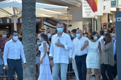 Los Reyes Felipe VI y Letizia pasean por la localidad de Sant Antoni de Portmany,
