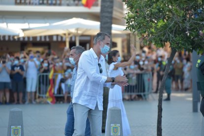 Los Reyes Felipe VI y Letizia pasean por la localidad de Sant Antoni de Portmany,