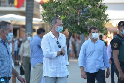 Los Reyes Felipe VI y Letizia pasean por la localidad de Sant Antoni de Portmany,