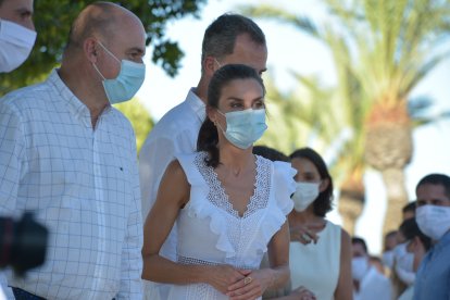 Los Reyes Felipe VI y Letizia pasean por la localidad de Sant Antoni de Portmany,