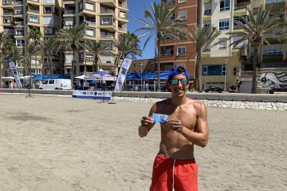 Fran posa con la entrada gratuita para el Parque Acuático de Vera.