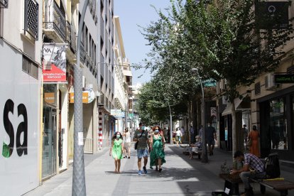 Calle peatonal de Reyes Católicos.