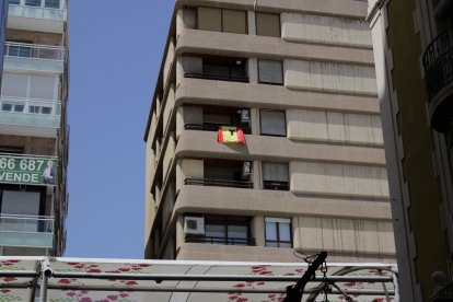 Bandera de España con lazo negro en balcón del Paseo de Almería.
