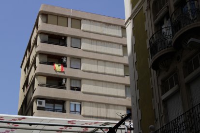 Bandera de España con lazo negro en balcón del Paseo de Almería.