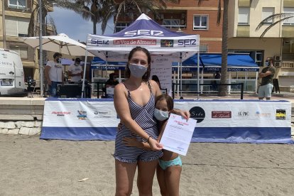 Sara consigue el premio de una báscula en MediaMarkt, ganándole el juego del peso a David.