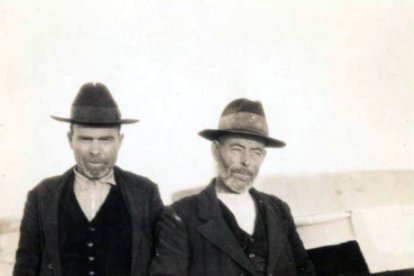 Cabo de gata. Bernardo Nieto Montoya y Juan Cerdán Marqués, junto a la barca.