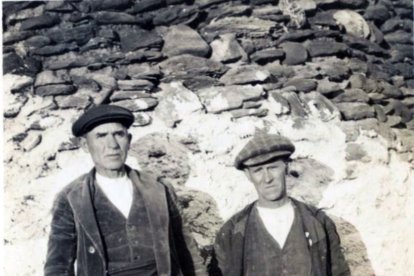 Fiñana. A la derecha, Antonio Alcaide Vallejo, con gorra y alpargatas.