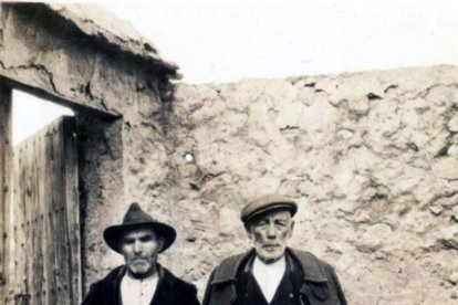 Lucainena. Juan Siles Segura y Juan Pérez Rodríguez, en la puerta del cortijo.