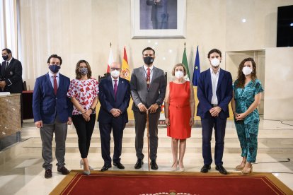 La oradora de los Mártires de la Libertad con familiares y el alcalde.