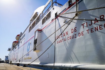 Un ferri se abastece por primera vez de energía eléctrica en su estancia en el Puerto de Almería.