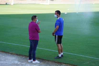 Agustín Sánchez habla con Nandinho.