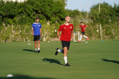 El césped del campo de la Vega de Acá está perfecto.