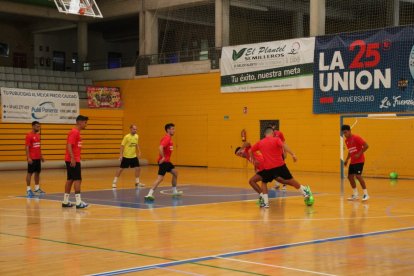 La pista se llena de jugadores.