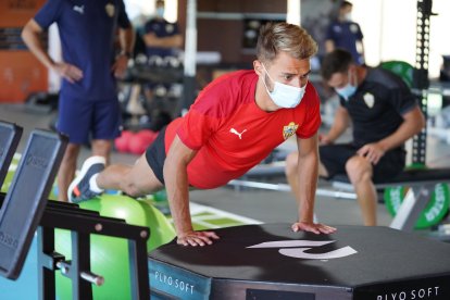 Fran Villalba haciendo flexiones.