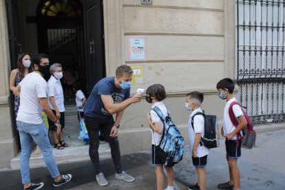 Colegio del Milagro, acceso por calle Conde Ofalia.