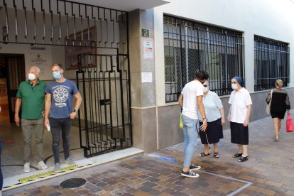 Colegio del Milagro, acceso por Plaza Virgen del Mar.