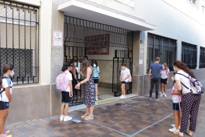 Colegio del Milagro, acceso por Plaza Virgen del Mar.