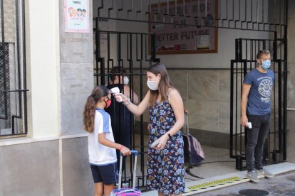 Colegio del Milagro, acceso por Plaza Virgen del Mar.