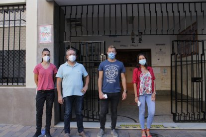 Colegio del Milagro, acceso por Plaza Virgen del Mar, director y profesores.